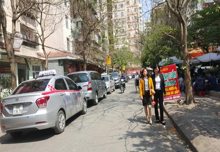 Hà Nội: 'Quản' giao thông tệ hại, tính mạng người đi bộ mong manh