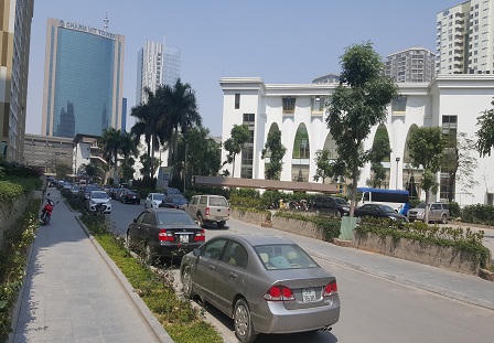 Hà Nội: 'Quản' giao thông tệ hại, tính mạng người đi bộ mong manh