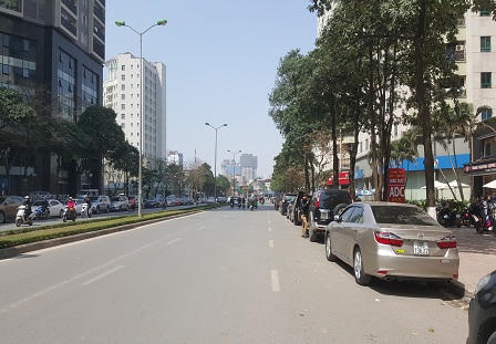 Hà Nội: 'Quản' giao thông tệ hại, tính mạng người đi bộ mong manh