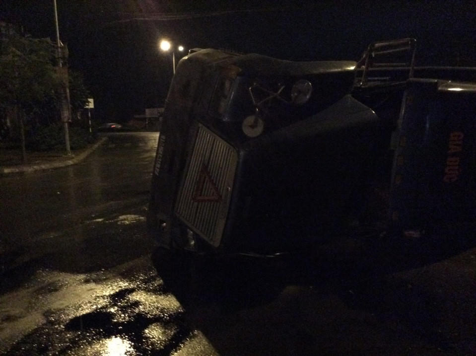 Kinh hoàng nghe tiếng động như bom, rùng mình thấy xe container lật 