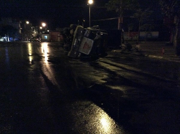 Kinh hoàng nghe tiếng động như bom, rùng mình thấy xe container lật 