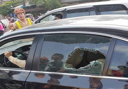 Đập vỡ kính xe BMW để giải cứu tài xế bị ngất xỉu trong xe