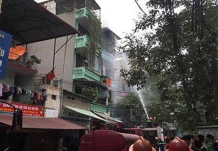 Hà Nội: Cháy nhà cao tầng đường Trần Khát Chân, hàng xóm 'vạ lây'