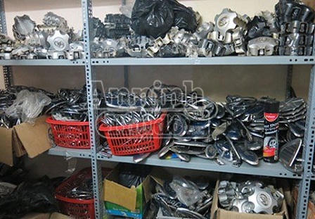 Bắt giữ kho hàng “khủng” và “bà trùm” kinh doanh phụ tùng ô tô trộm cắp