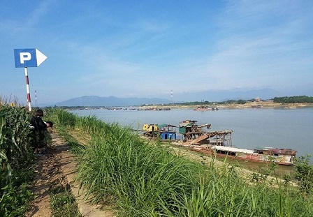 Phú Thọ: “Hỗn chiến” trên sông Lô, hàng trăm người dân bắt giữ tàu “cát tặc“