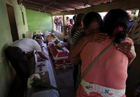 Trực thăng chở quan chức thị sát động đất bị rơi khiến 14 người thiệt mạng