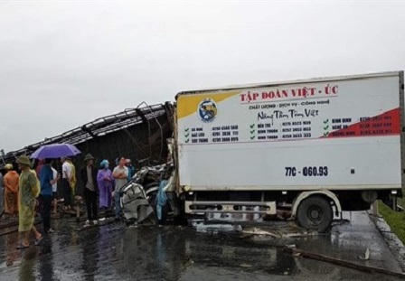 Xe chở lợn tông xe đông lạnh, 3 người nguy kịch