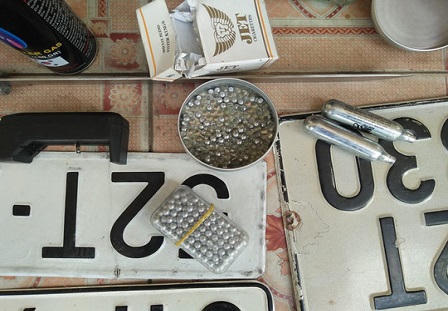 Bắt băng cướp đi ô tô gí súng vào đầu tài xế khác để cướp xe