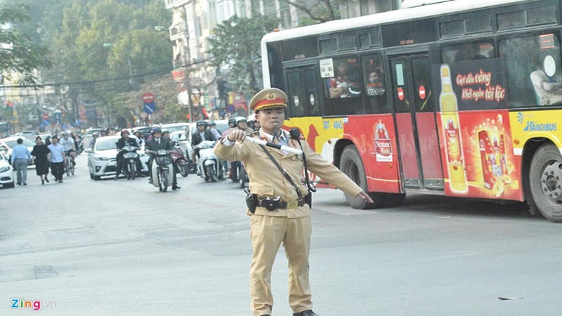 Chiều mùng 1 Tết đường Hà Nội lại tắc nghẽn trở lại