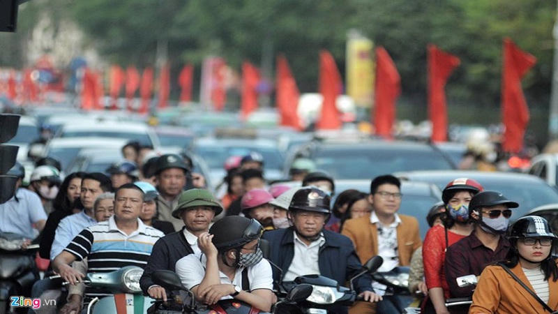 Chiều mùng 1 Tết đường Hà Nội lại tắc nghẽn trở lại
