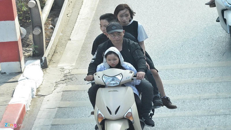 Chiều mùng 1 Tết đường Hà Nội lại tắc nghẽn trở lại