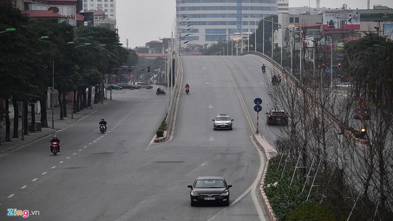 Đường phố Hà Nội vắng hoe sáng mồng 1 Tết