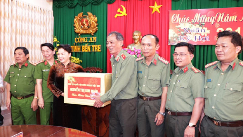 Chủ tịch Quốc hội chúc Tết Bộ đội Biên phòng Bến Tre trong đêm giao thừa