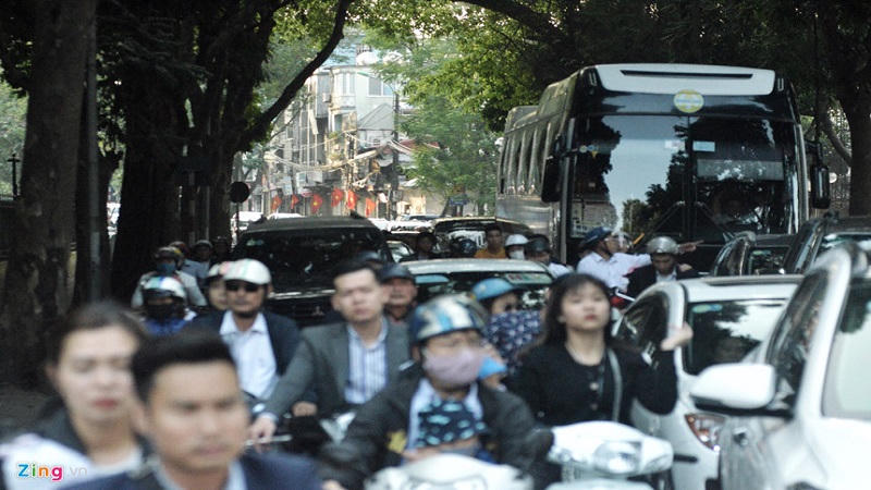 Chiều mùng 1 Tết đường Hà Nội lại tắc nghẽn trở lại
