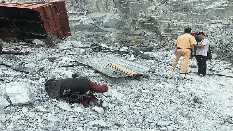 Hai xe ben lao xuống vực, tài xế thiệt mạng