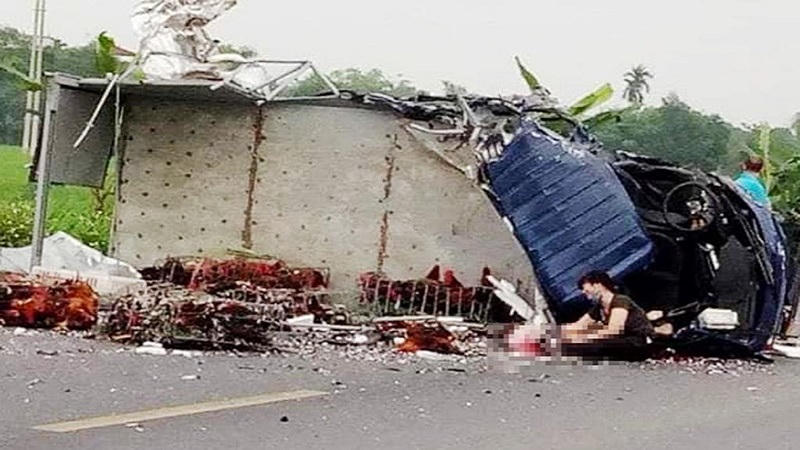 Xe tải va xe ben, mẹ gào khóc chứng kiến con trai thiệt mạng