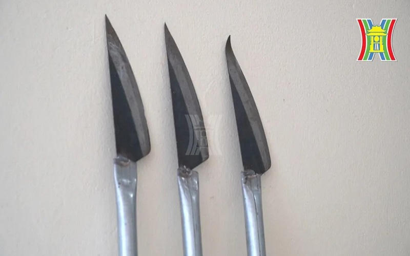 Bắt giữ hai nhóm "hỗn chiến" đeo khăn quàng đỏ vào tay để nhận diện 