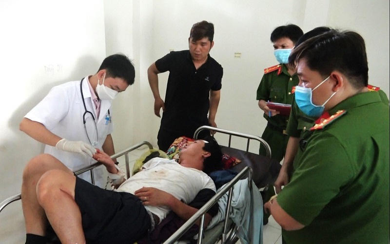 Bắt giữ nghi phạm lên cơn động kinh, đánh vợ rồi đâm chết anh ruột