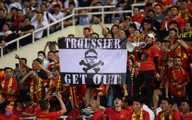 Thất bại thảm hại trước ĐT Indonesia 0-3: Cổ động viên kêu gọi HLV Troussier nên từ chức