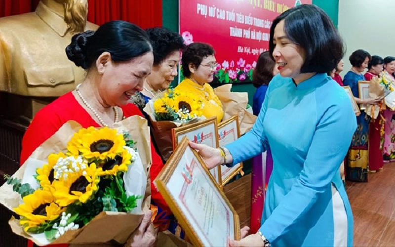 Biểu dương 50 phụ nữ cao tuổi Hà Nội tiêu biểu trong phong trào thi đua yêu nước
