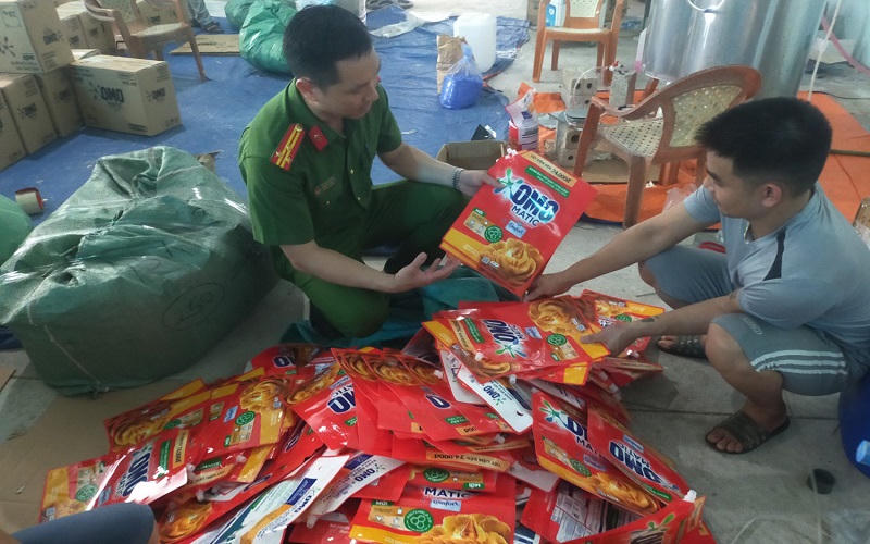 Bắt giữ số lượng lớn nước giặt và nước rửa bát giả nhãn hàng OMO tại Thanh Hóa