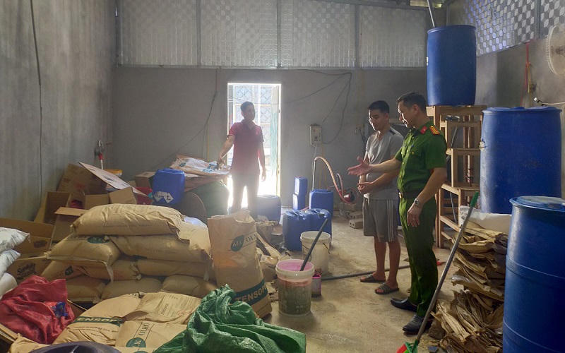 Bắt giữ số lượng lớn nước giặt và nước rửa bát giả nhãn hàng OMO tại Thanh Hóa