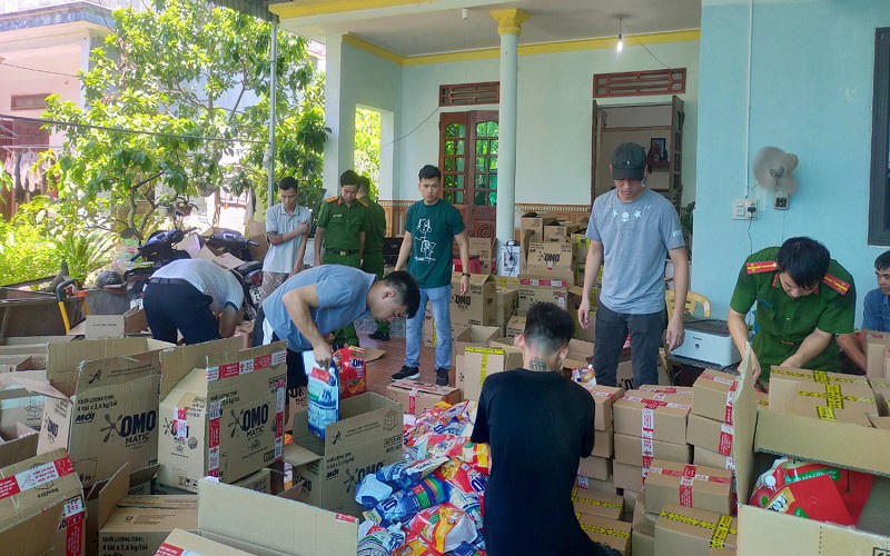 Bắt giữ số lượng lớn nước giặt và nước rửa bát giả nhãn hàng OMO tại Thanh Hóa