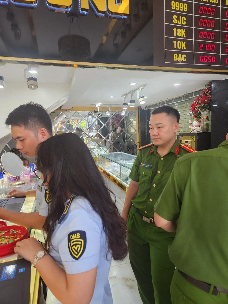 Tạm giữ nhiều sản phẩm kim loại màu vàng có dấu hiệu giả mạo nhãn hiệu 