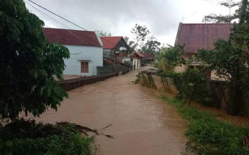 Vỡ bờ bao đê ở huyện Tiên Yên, Quảng Ninh