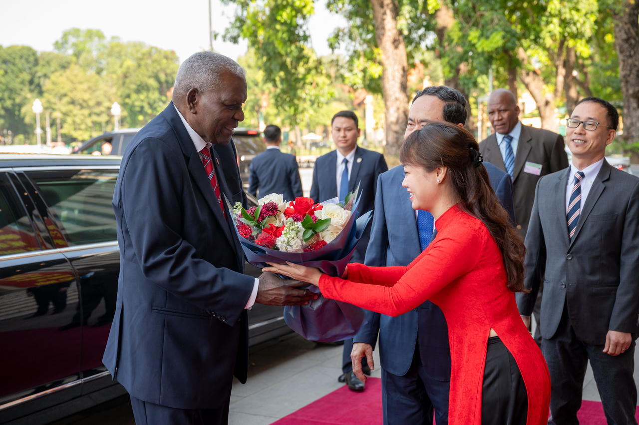 Củng cố và phát triển mối quan hệ đoàn kết đặc biệt Việt Nam - Cuba