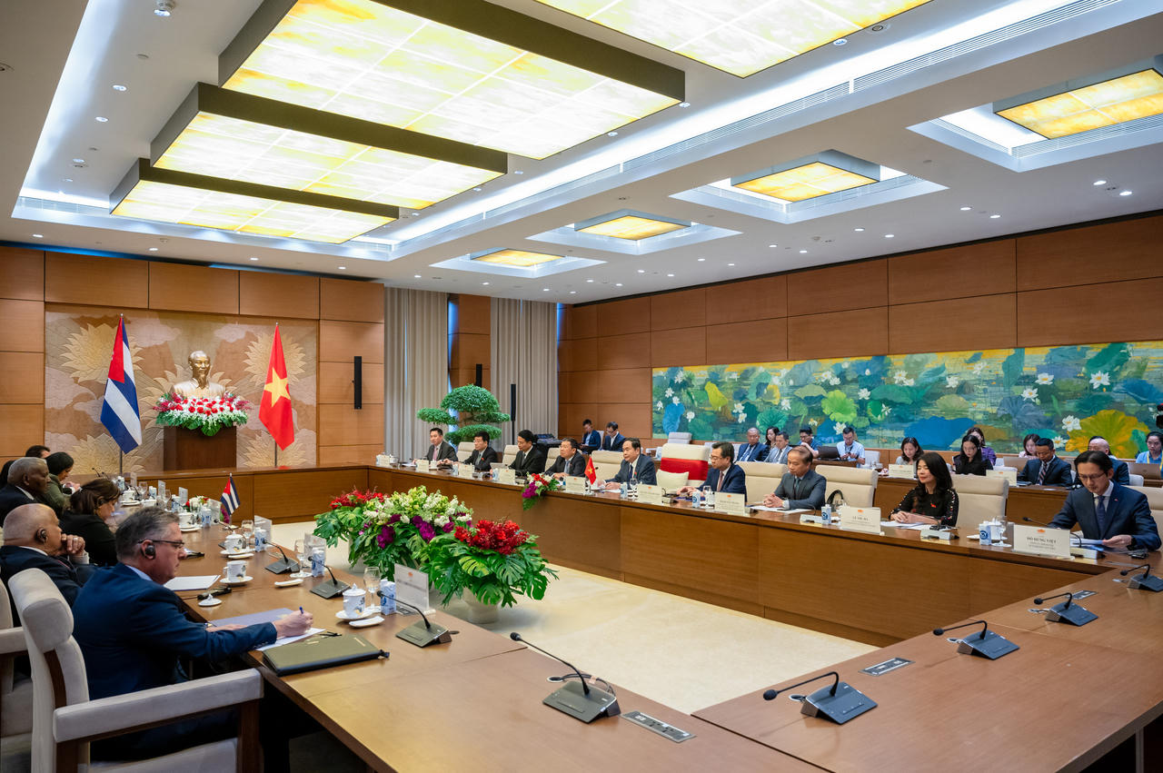 Củng cố và phát triển mối quan hệ đoàn kết đặc biệt Việt Nam - Cuba