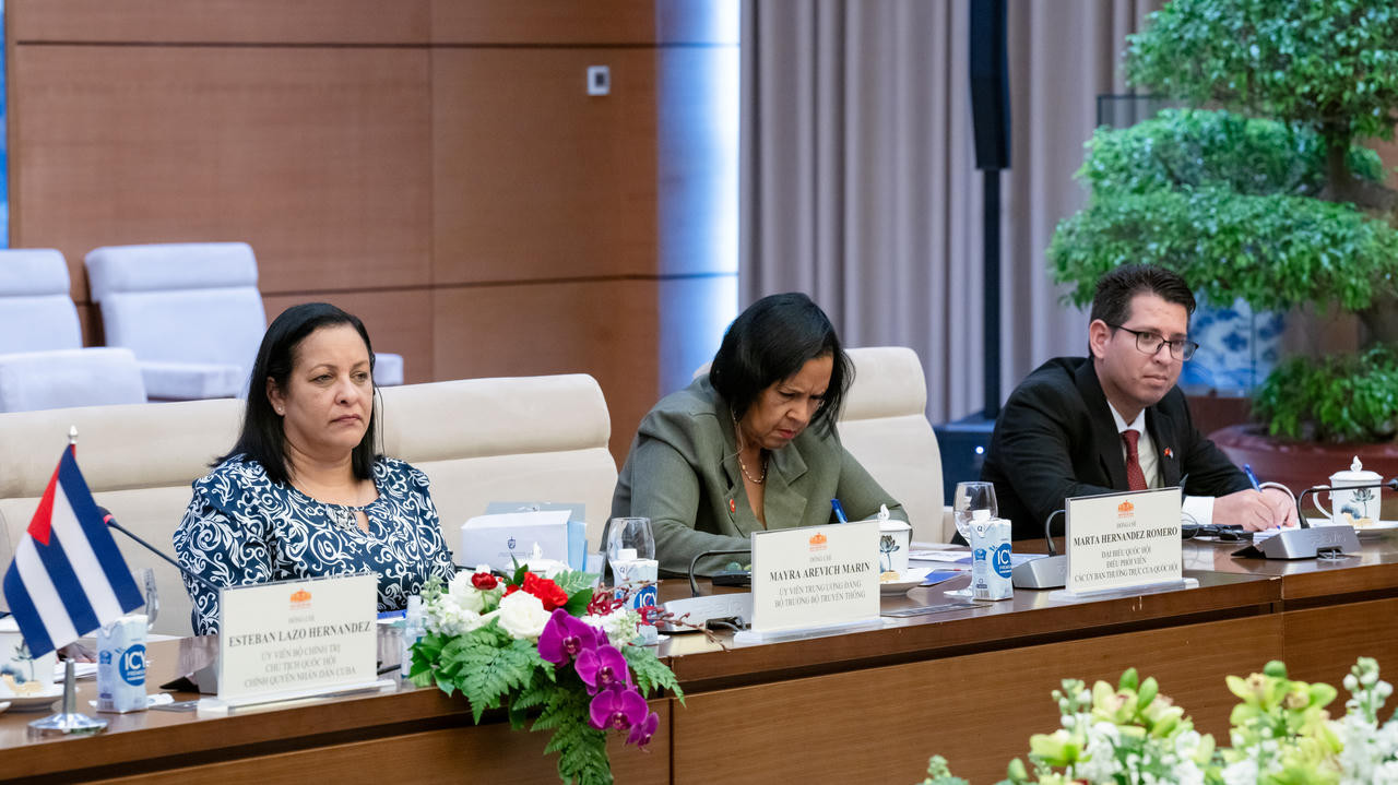 Củng cố và phát triển mối quan hệ đoàn kết đặc biệt Việt Nam - Cuba