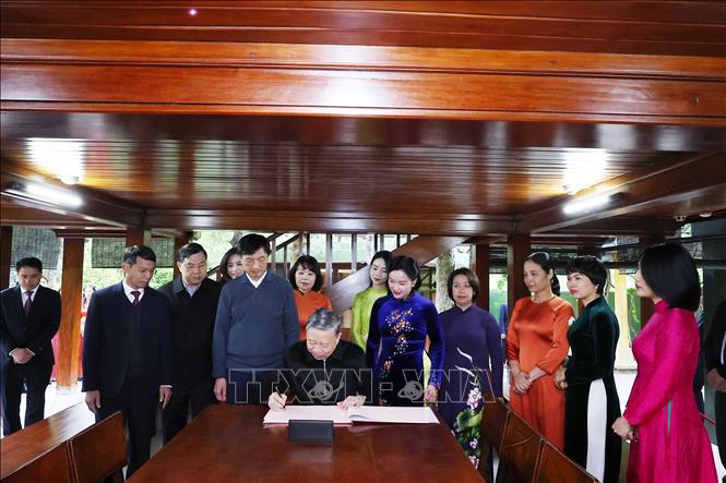 Tổng Bí thư Tô Lâm dâng hương tưởng niệm Chủ tịch Hồ Chí Minh tại nhà 67