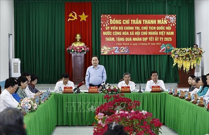 Chủ tịch Quốc hội tặng quà Tết gia đình chính sách, người nghèo, công nhân khó khăn tỉnh Hậu Giang