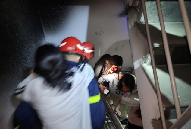 Cảnh sát PCCC & CNCH Hà Nội kịp thời khống chế đám cháy, giải cứu an toàn cho người dân