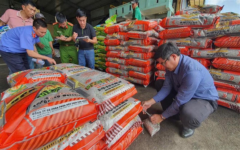 Khởi tố 4 đối tượng trong đường dây sản xuất hơn 1.000 tấn phân bón giả