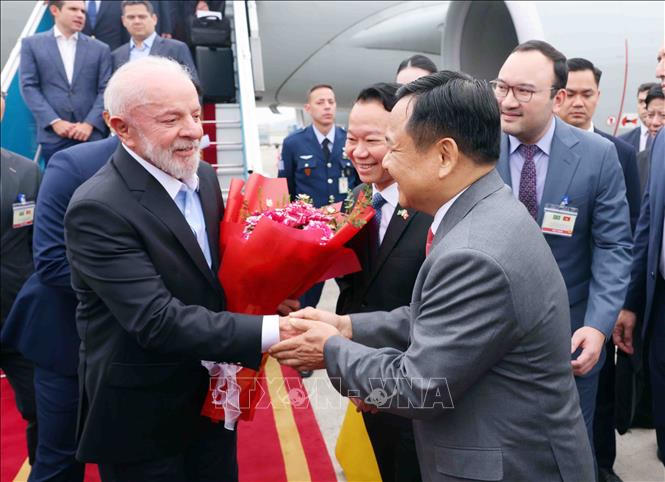 Tổng thống Brazil Luiz Inácio Lula da Silva đến Hà Nội, bắt đầu thăm cấp Nhà nước tới Việt Nam