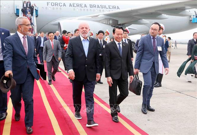 Tổng thống Brazil Luiz Inácio Lula da Silva đến Hà Nội, bắt đầu thăm cấp Nhà nước tới Việt Nam