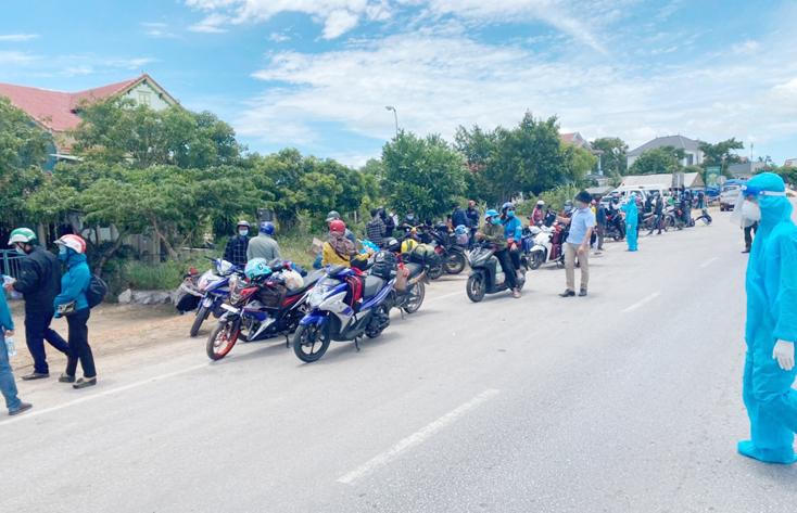 Người dân tự phát về quê tránh dịch, các tỉnh miền Trung “căng mình” kiểm soát