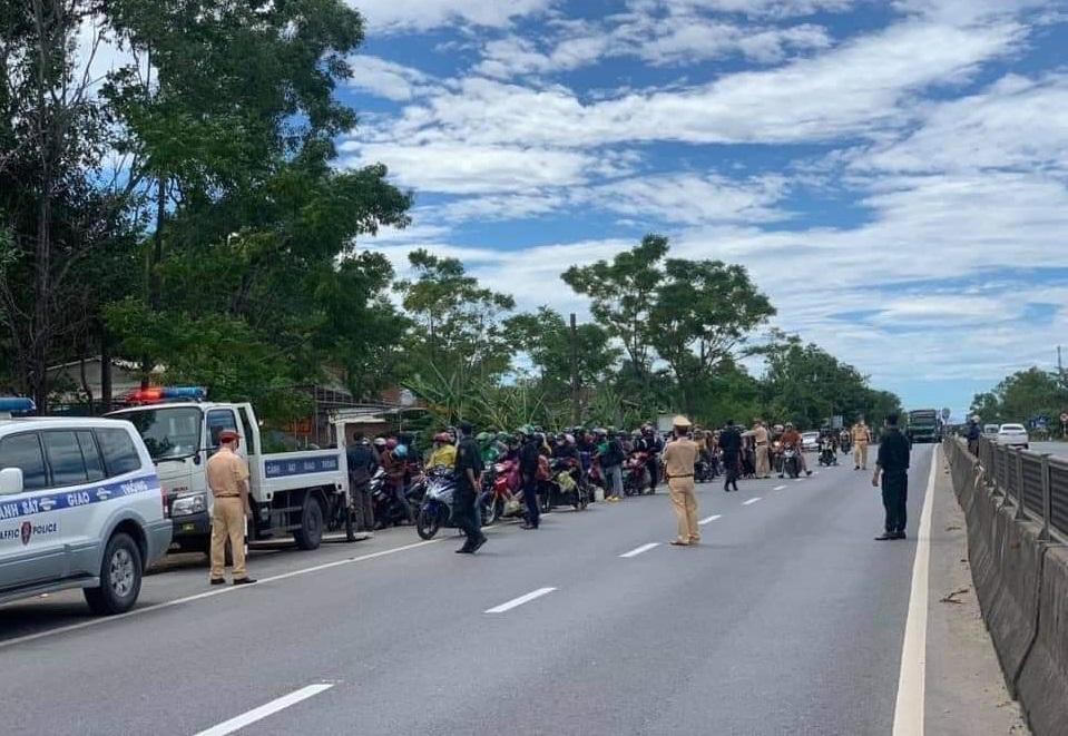 Người dân tự phát về quê tránh dịch, các tỉnh miền Trung “căng mình” kiểm soát