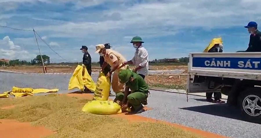 Công an Quảng Bình sáng gặt lúa giúp dân, chiều trực chốt phòng dịch