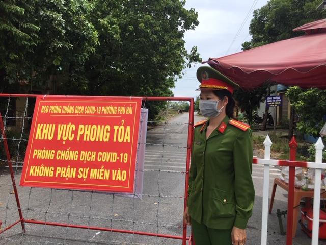 Hình ảnh đẹp về nữ chiến sĩ công an trên cánh đồng mùa gặt