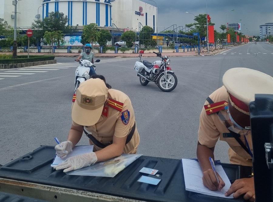 Hình ảnh đẹp về nữ chiến sĩ công an trên cánh đồng mùa gặt