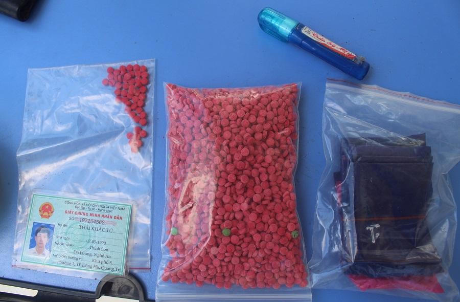 Bắt 'nóng' đối tượng mới ra tù tàng trữ hơn 3.000 viên ma túy 