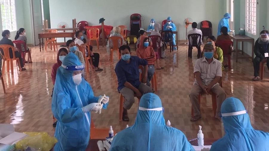 Cống hiến lặng thầm của những chiến sỹ công an khoác blouse trắng nơi tuyến đầu chống dịch