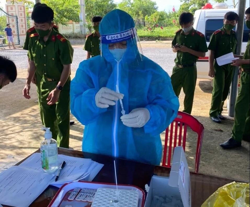 Cống hiến lặng thầm của những chiến sỹ công an khoác blouse trắng nơi tuyến đầu chống dịch