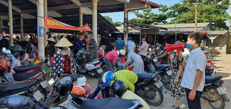 Gần 100 học sinh và giáo viên phải ngủ qua đêm tại trường do liên quan đến ca mắc COVID-19