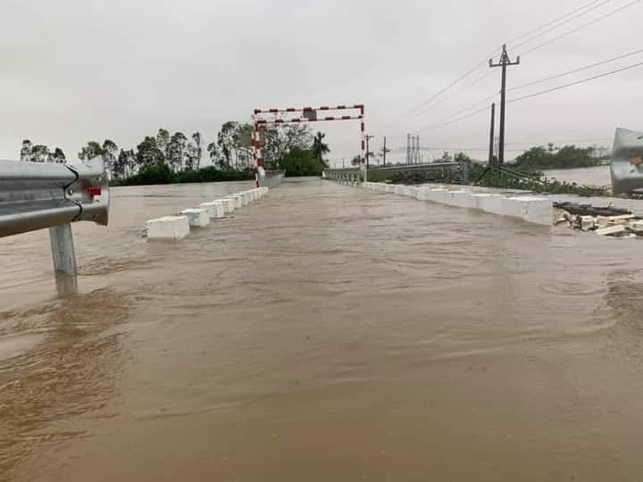 Mưa lũ ở Quảng Bình nguy cơ nhấn chìm nhiều nhà dân