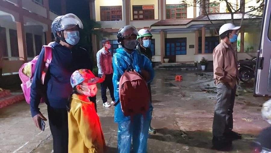 Học sinh lớp 1 mắc COVID-19, cả lớp đi cách ly trong đêm