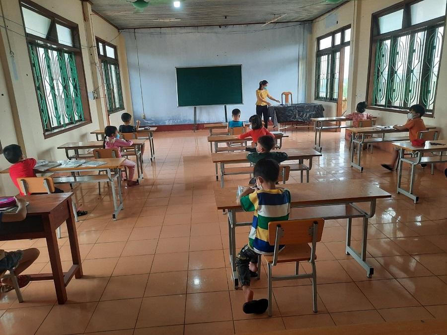 Lớp học đặc biệt ngày đầu tiên trong khu cách ly của 29 học sinh F1 ở Quảng Bình